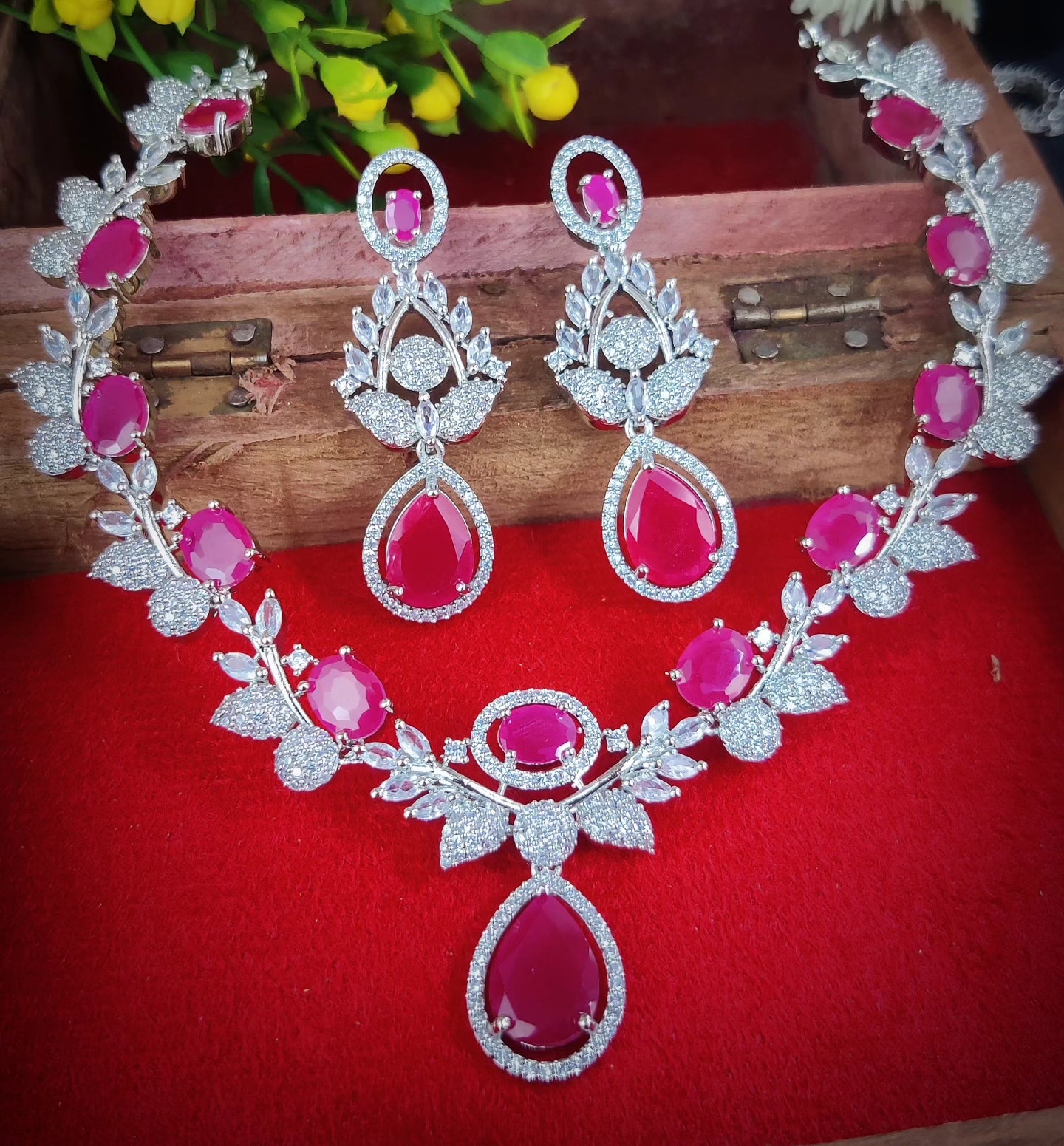 अमेरिकन डायमंड टियर ड्रॉप क्यूबिक ज़िरकोनिया नेकलेस सेट