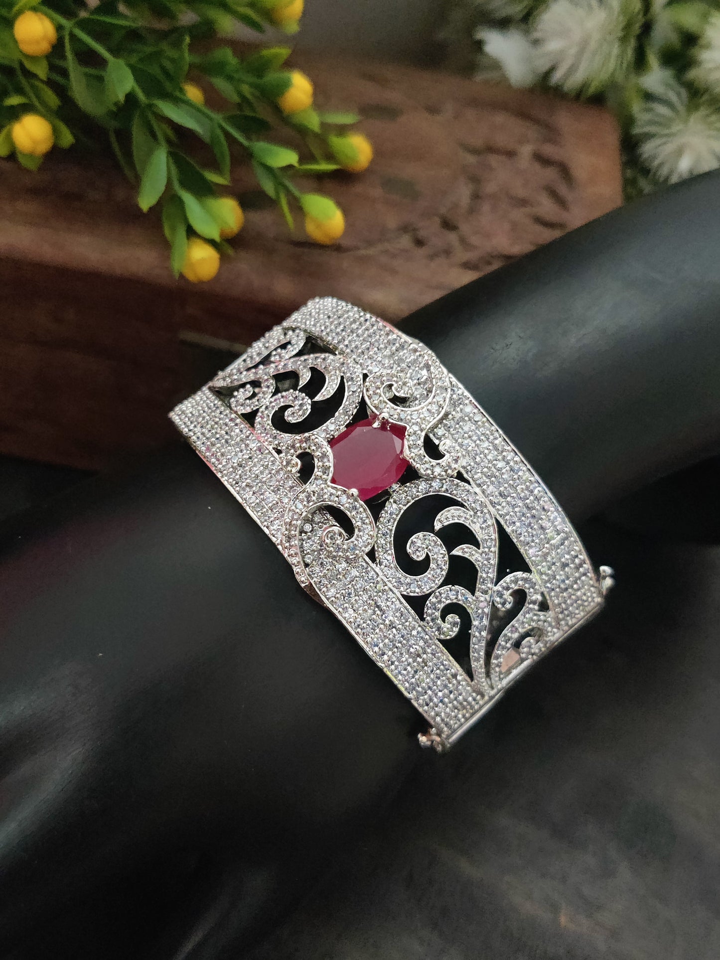 सोनामोन क्यूबिक ज़िरकोन स्टडेड कड़ा ब्रेसलेट