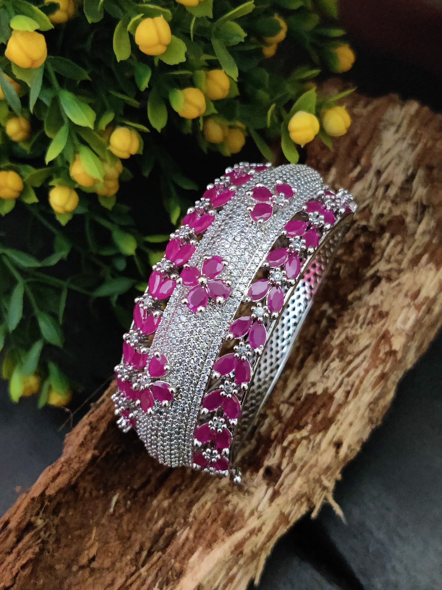 सोनामोन क्यूबिक ज़िरकोन स्टडेड कड़ा ब्रेसलेट