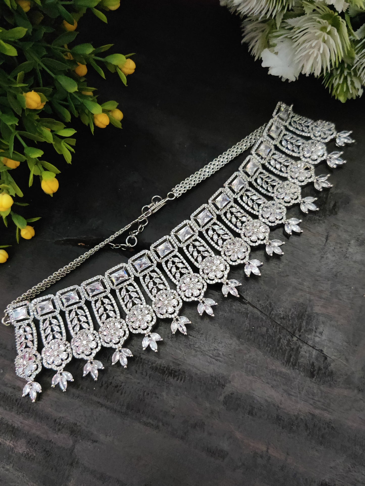 सोनमोन क्यूबिक ज़िरकोन चोकर नेकलेस