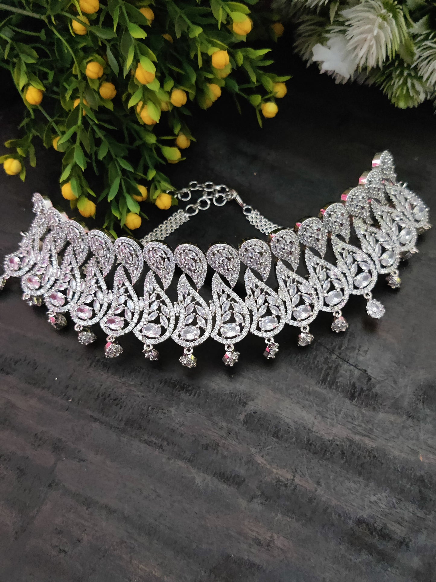 सोनमोन क्यूबिक ज़िरकोन चोकर नेकलेस