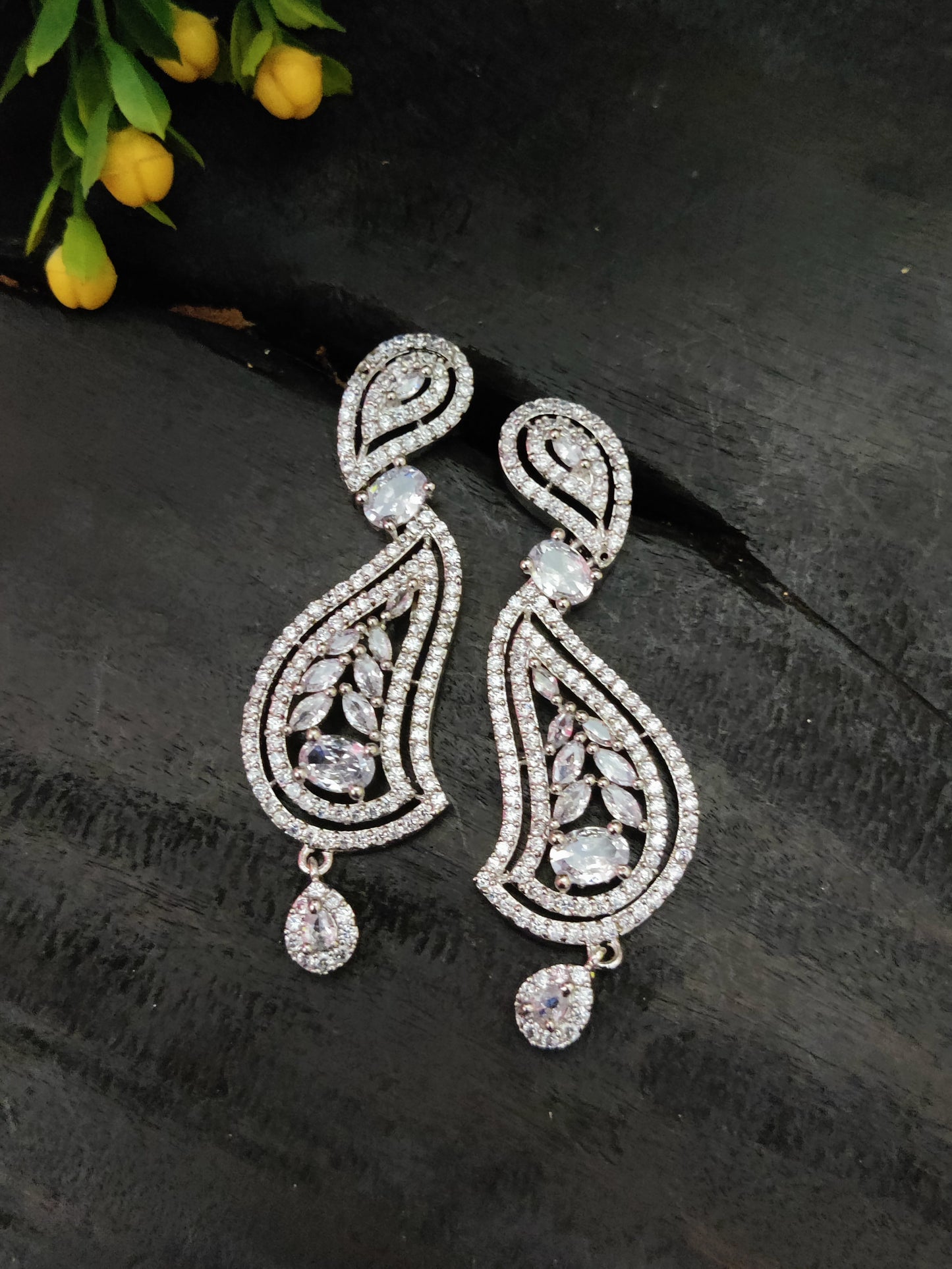 सोनमोन क्यूबिक ज़िरकोन चोकर नेकलेस