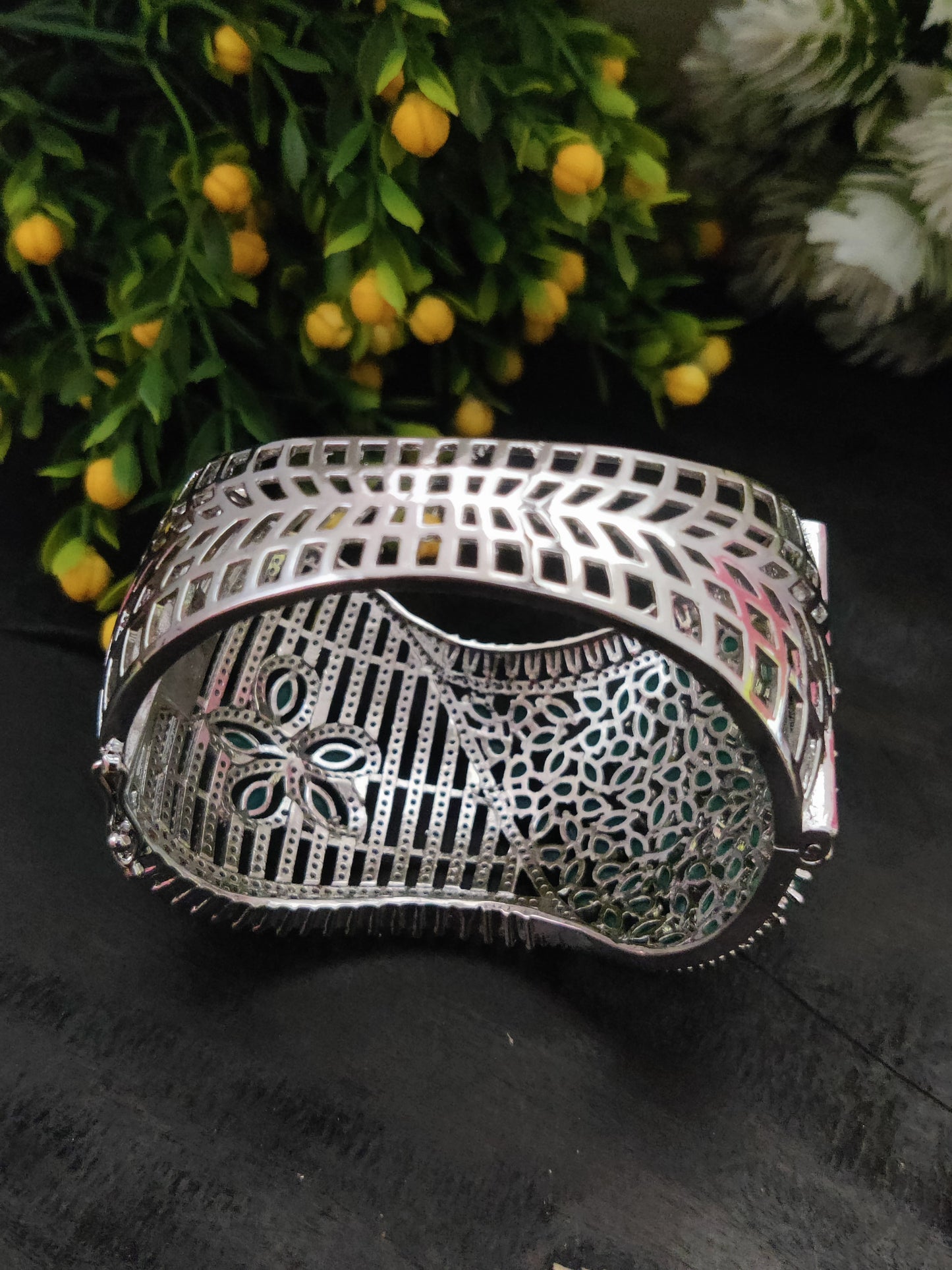 सोनामोन क्यूबिक ज़िरकोन स्टडेड कड़ा ब्रेसलेट