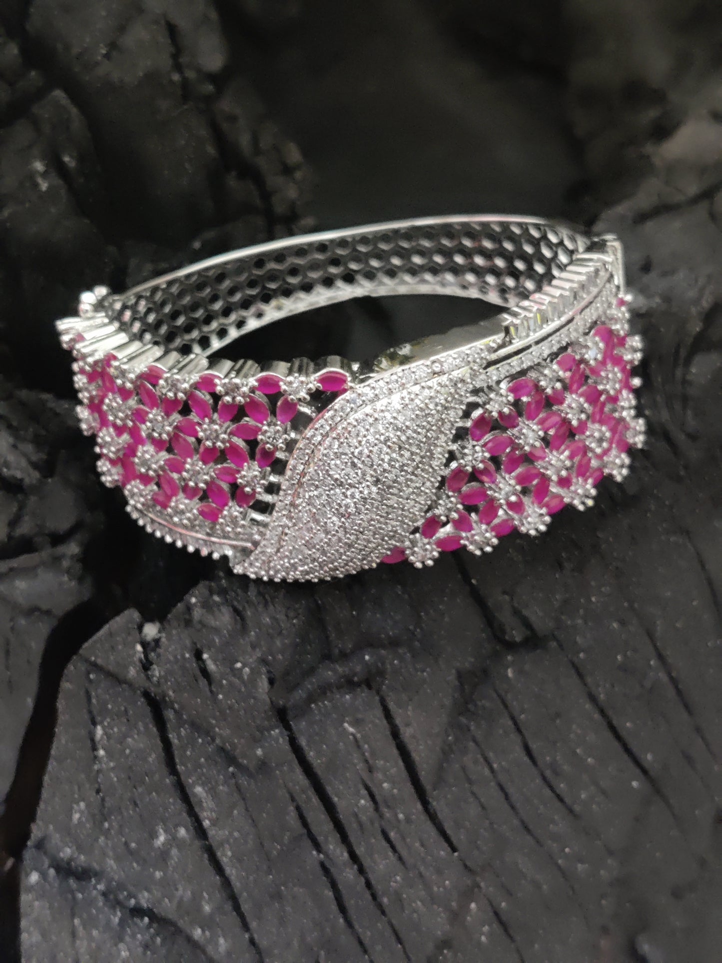 सोनामोन क्यूबिक ज़िरकोन स्टडेड कड़ा ब्रेसलेट