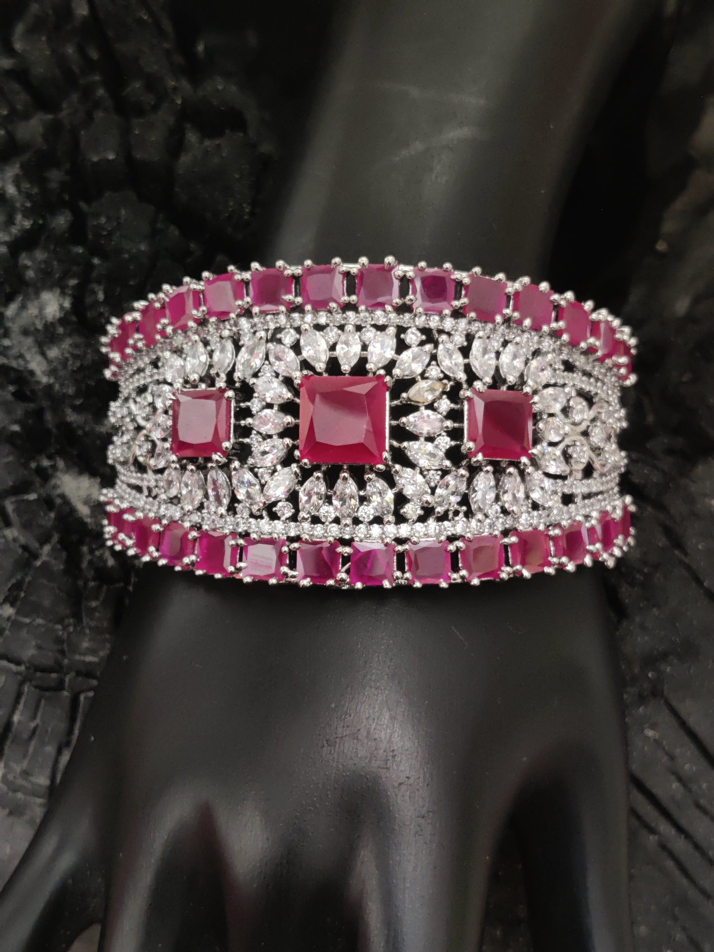 सोनामोन क्यूबिक ज़िरकोन स्टडेड कड़ा ब्रेसलेट