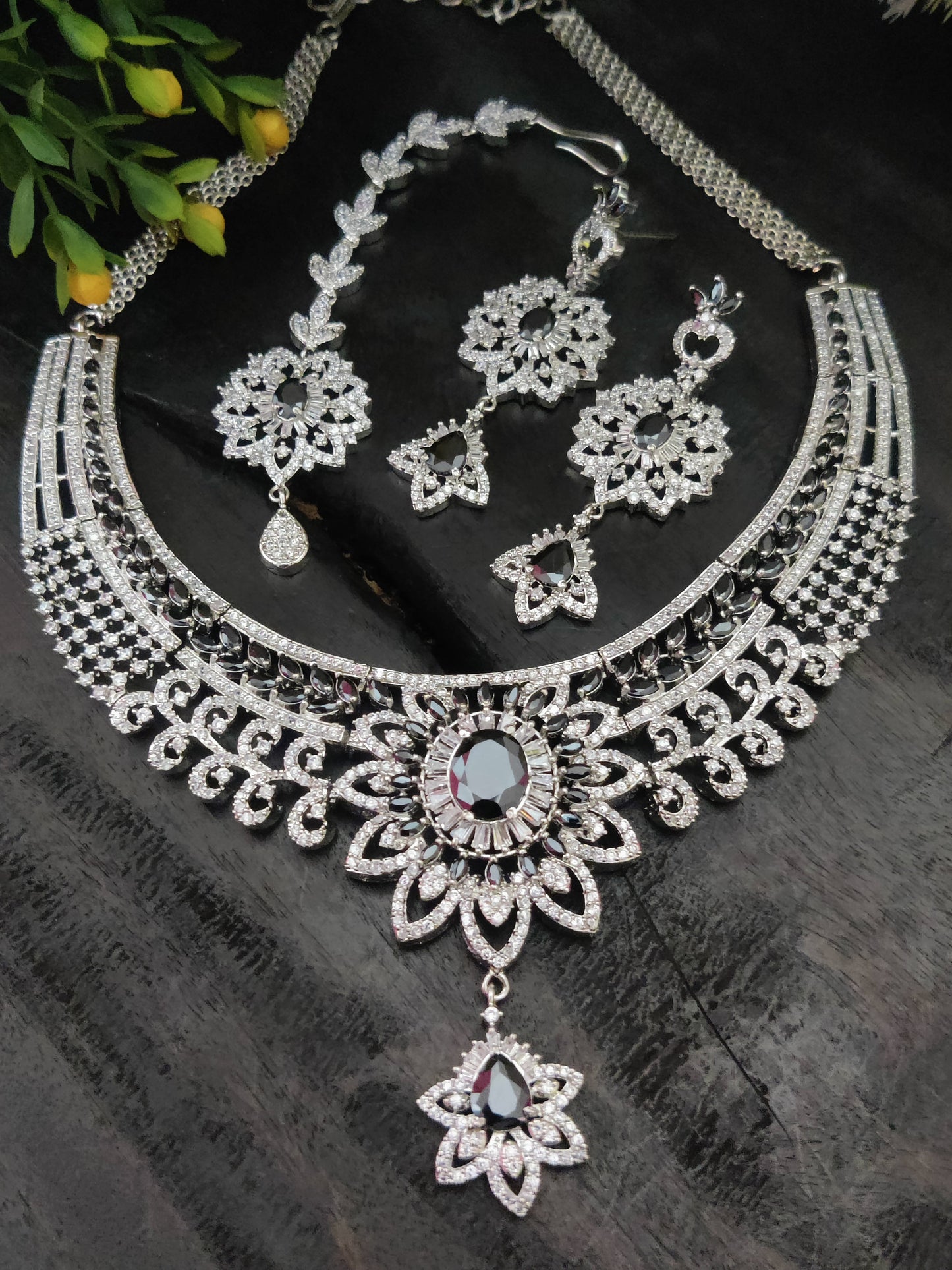 सोनामोन क्यूबिक ज़िरकोन नेकलेस