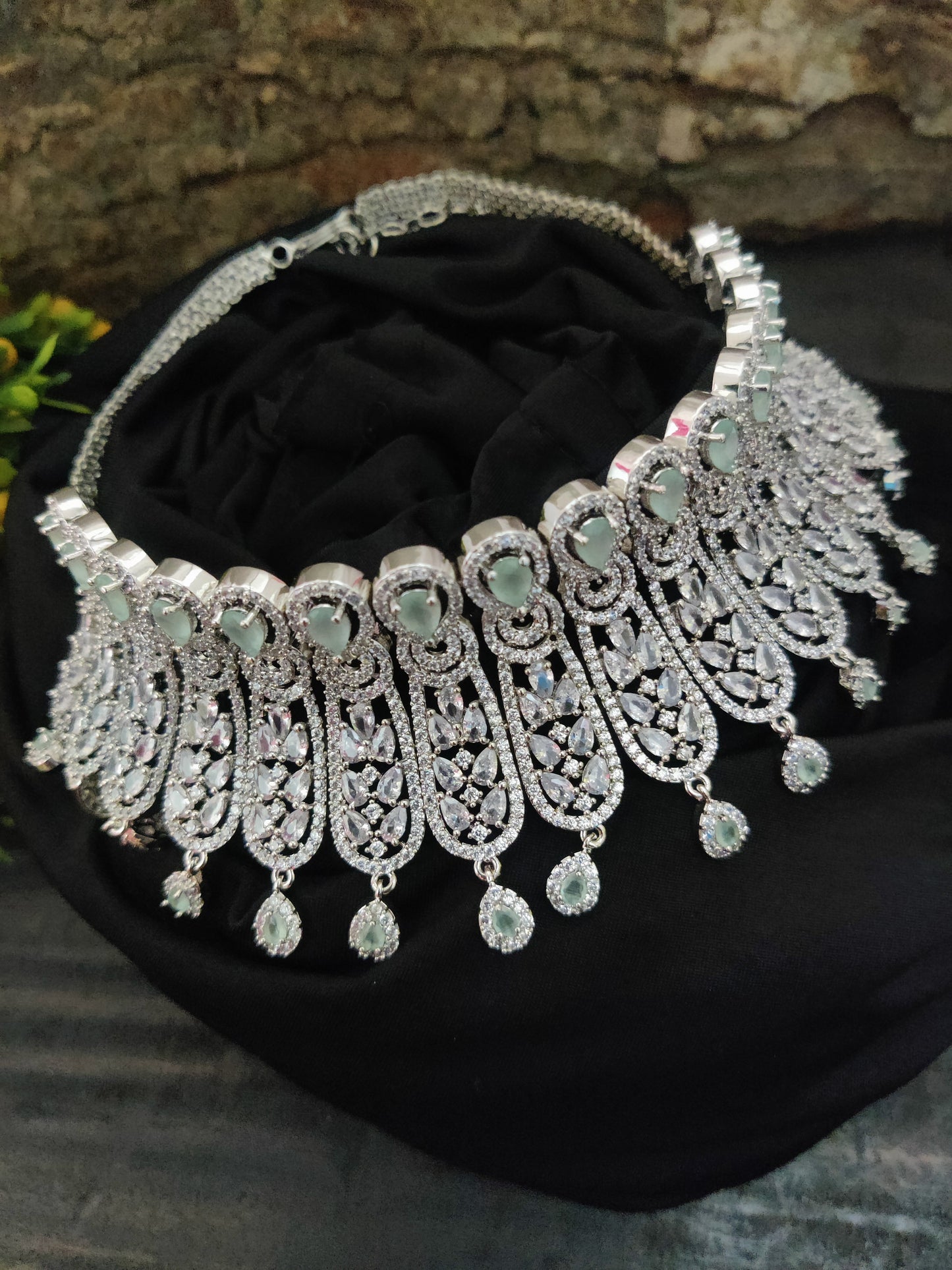 सोनमोन क्यूबिक ज़िरकोन चोकर नेकलेस