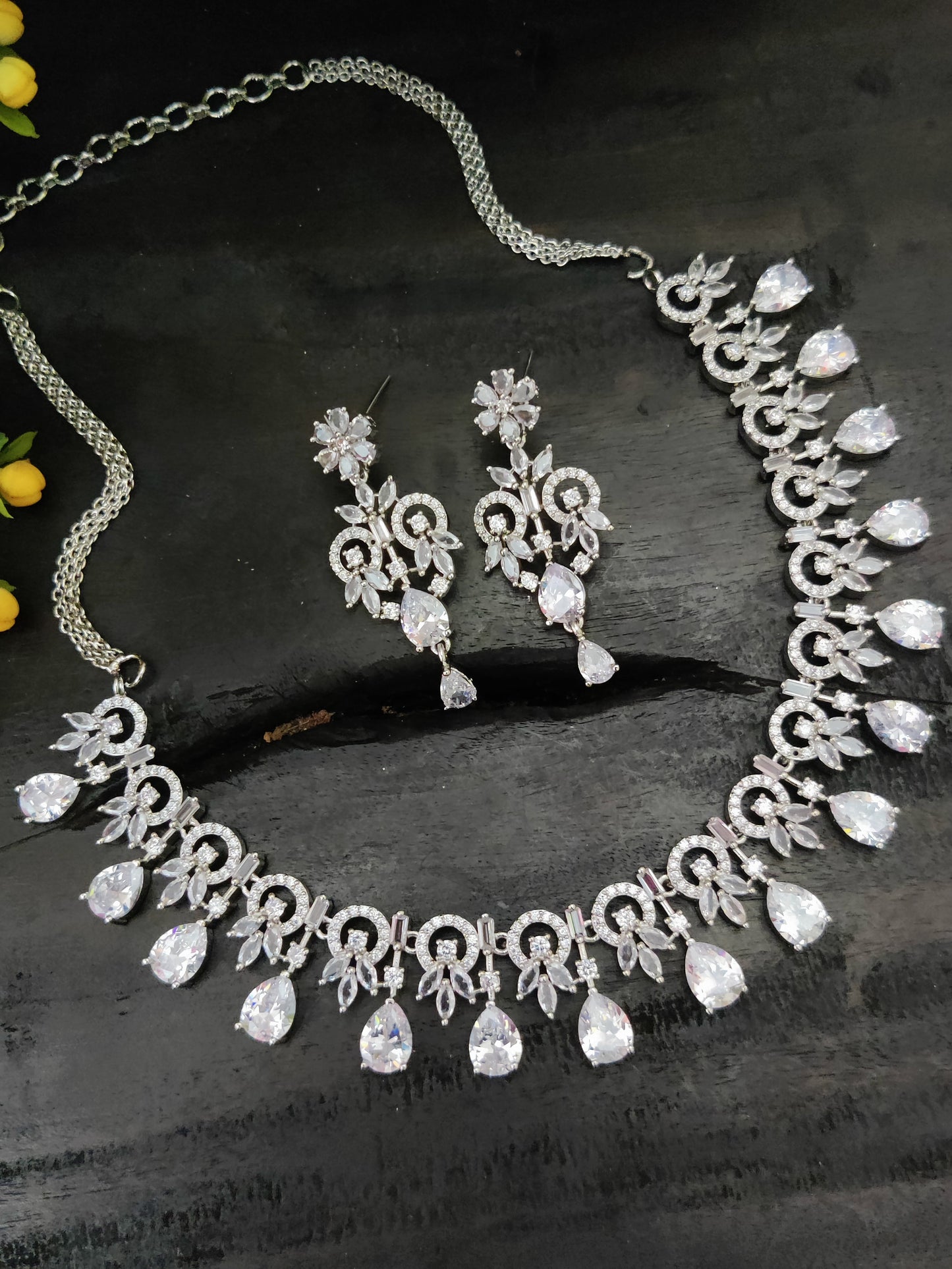 सोनामोन क्यूबिक ज़िरकोन नेकलेस