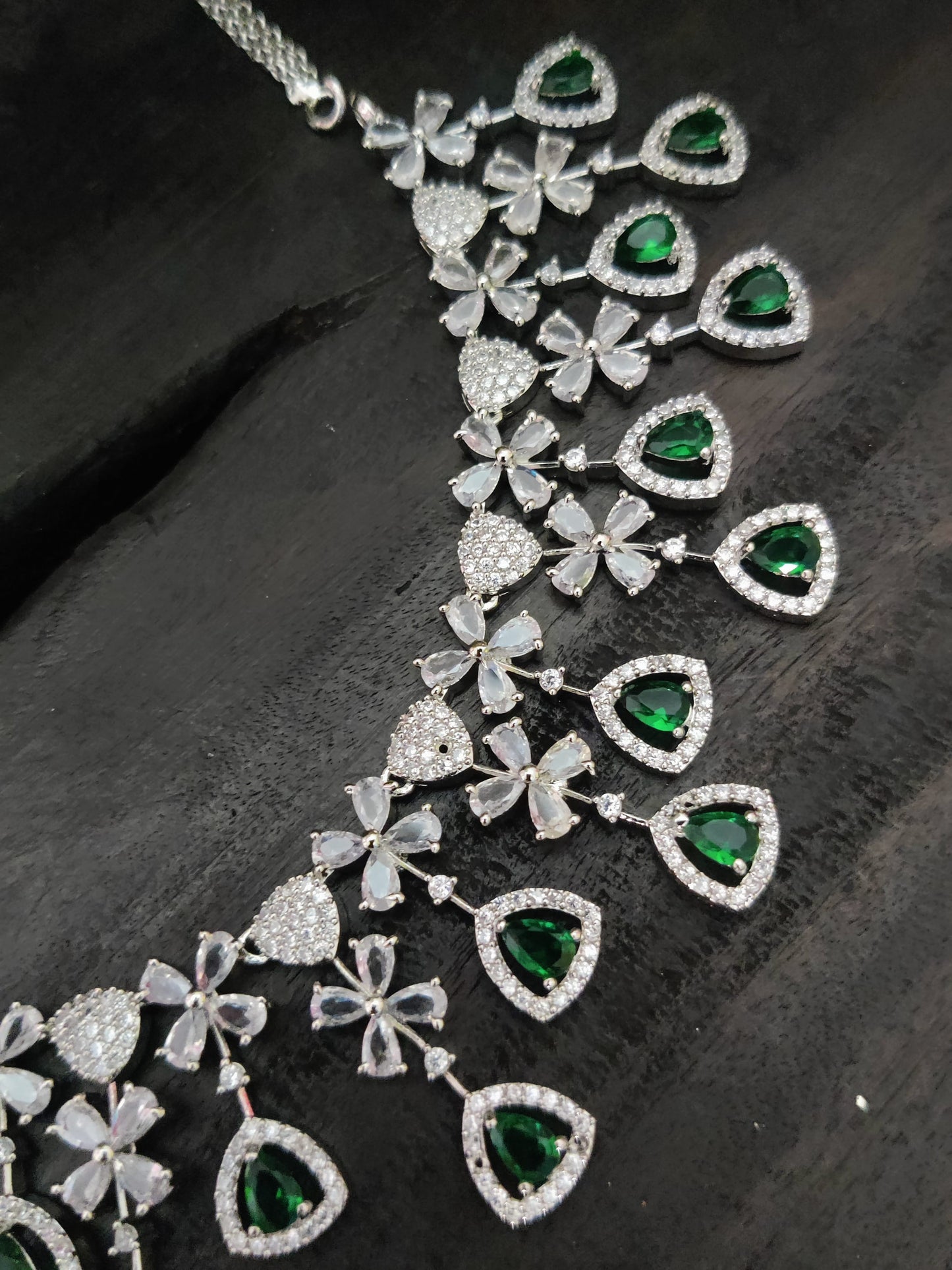 Rhodium Plated Cubic Zircon Antique Design Necklace Set