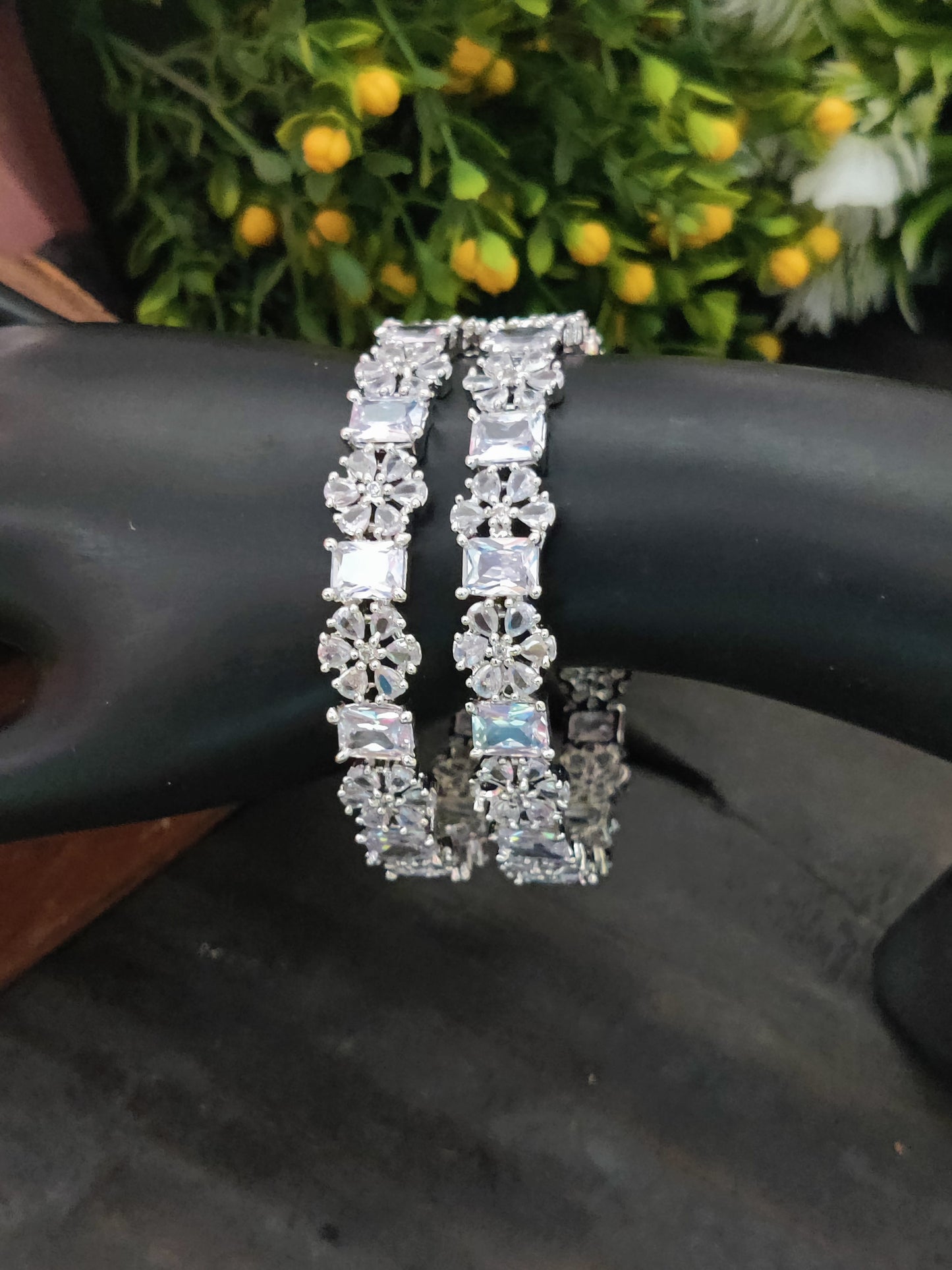 सोनमोन क्यूबिक ज़िरकोन फूल डिज़ाइन चूड़ियाँ