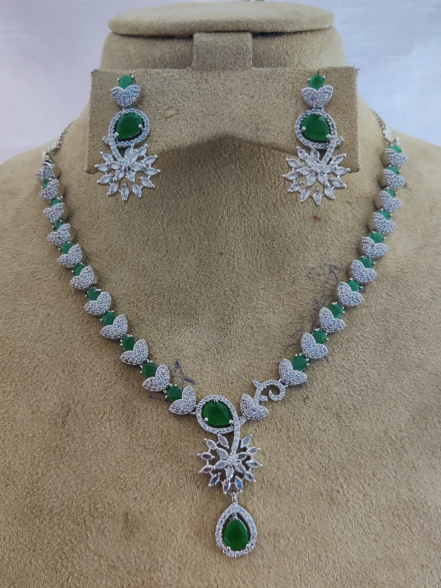 अमेरिकन डायमंड नेकलेस सेट