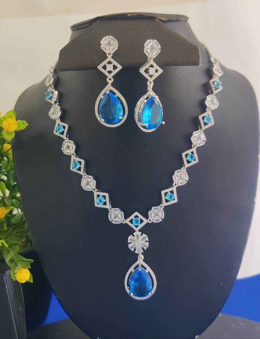 सुरुचिपूर्ण रॉयल ब्लू टियरड्रॉप नेकलेस सेट