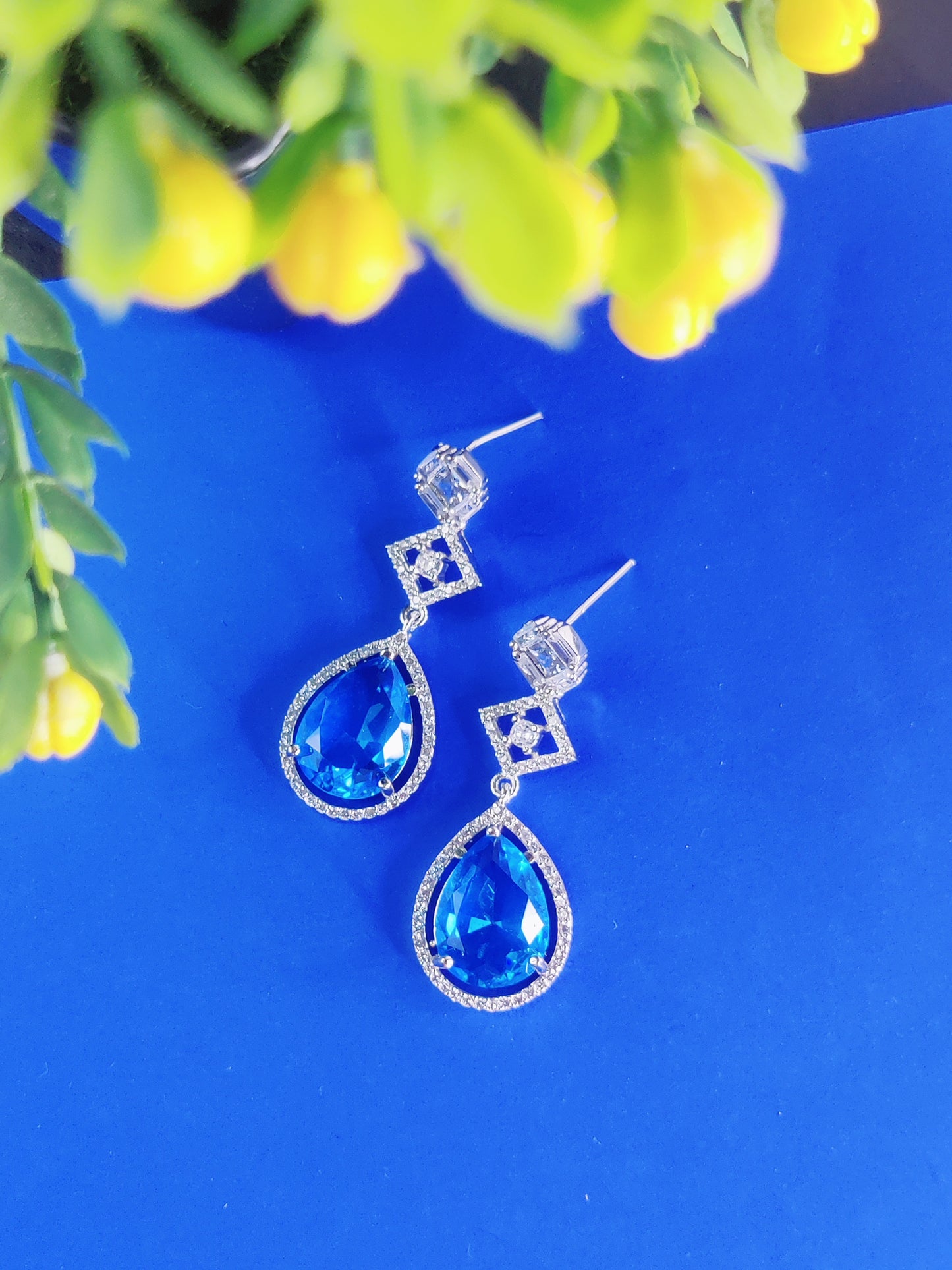 सुरुचिपूर्ण रॉयल ब्लू टियरड्रॉप नेकलेस सेट