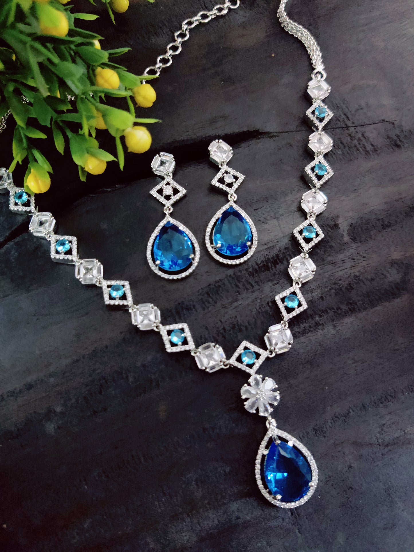 सुरुचिपूर्ण रॉयल ब्लू टियरड्रॉप नेकलेस सेट