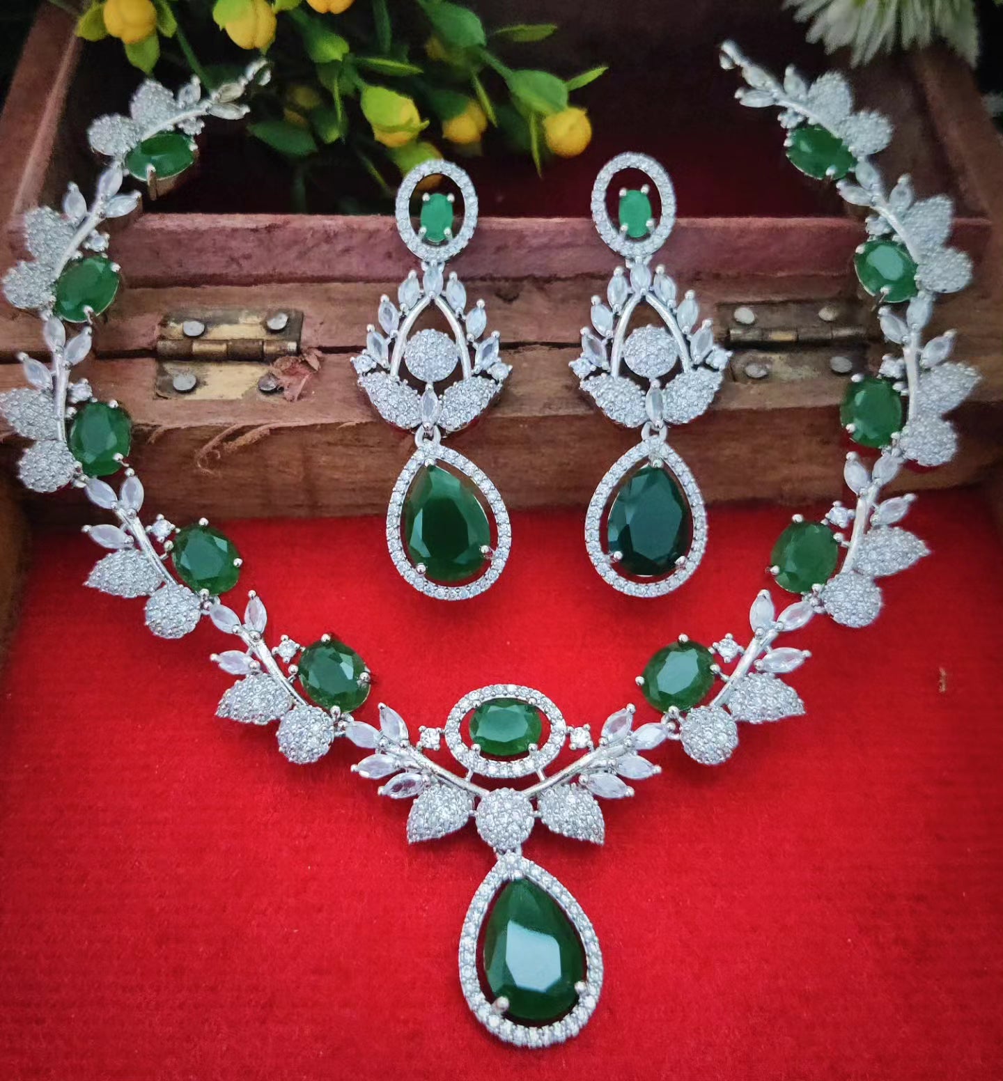 अमेरिकन डायमंड टियर ड्रॉप क्यूबिक ज़िरकोनिया नेकलेस सेट