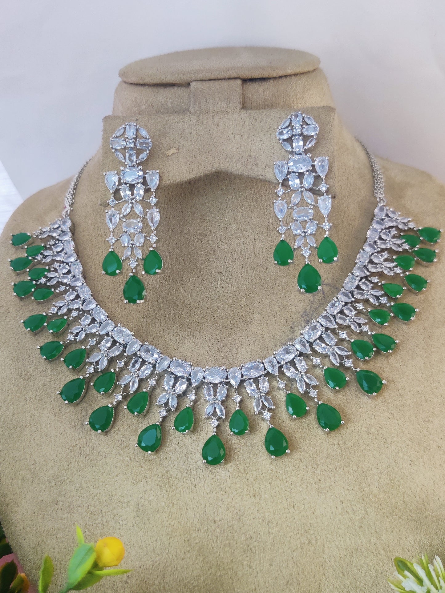 Exquisite Emerald Green and Silver Crystal Necklace Set