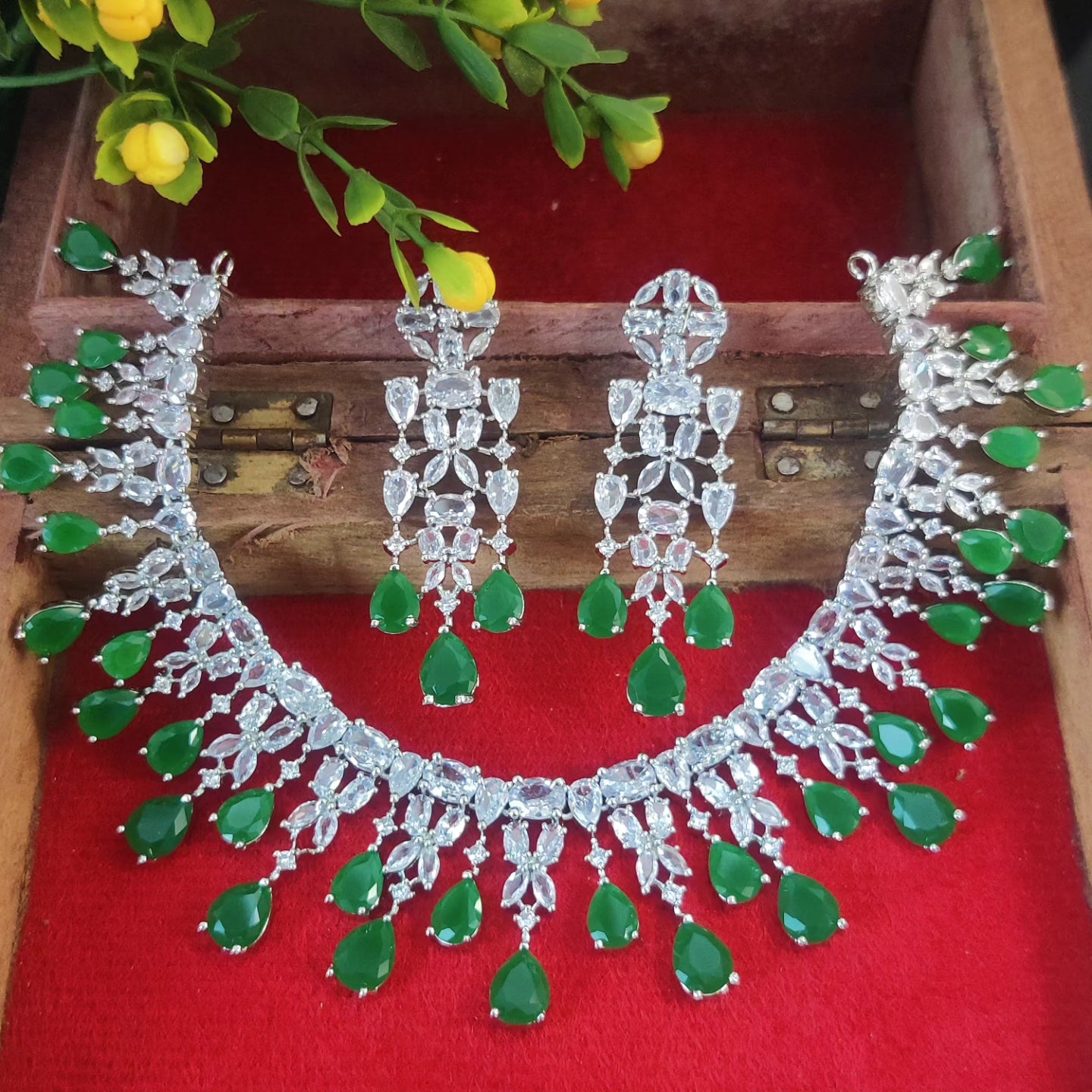 Exquisite Emerald Green and Silver Crystal Necklace Set