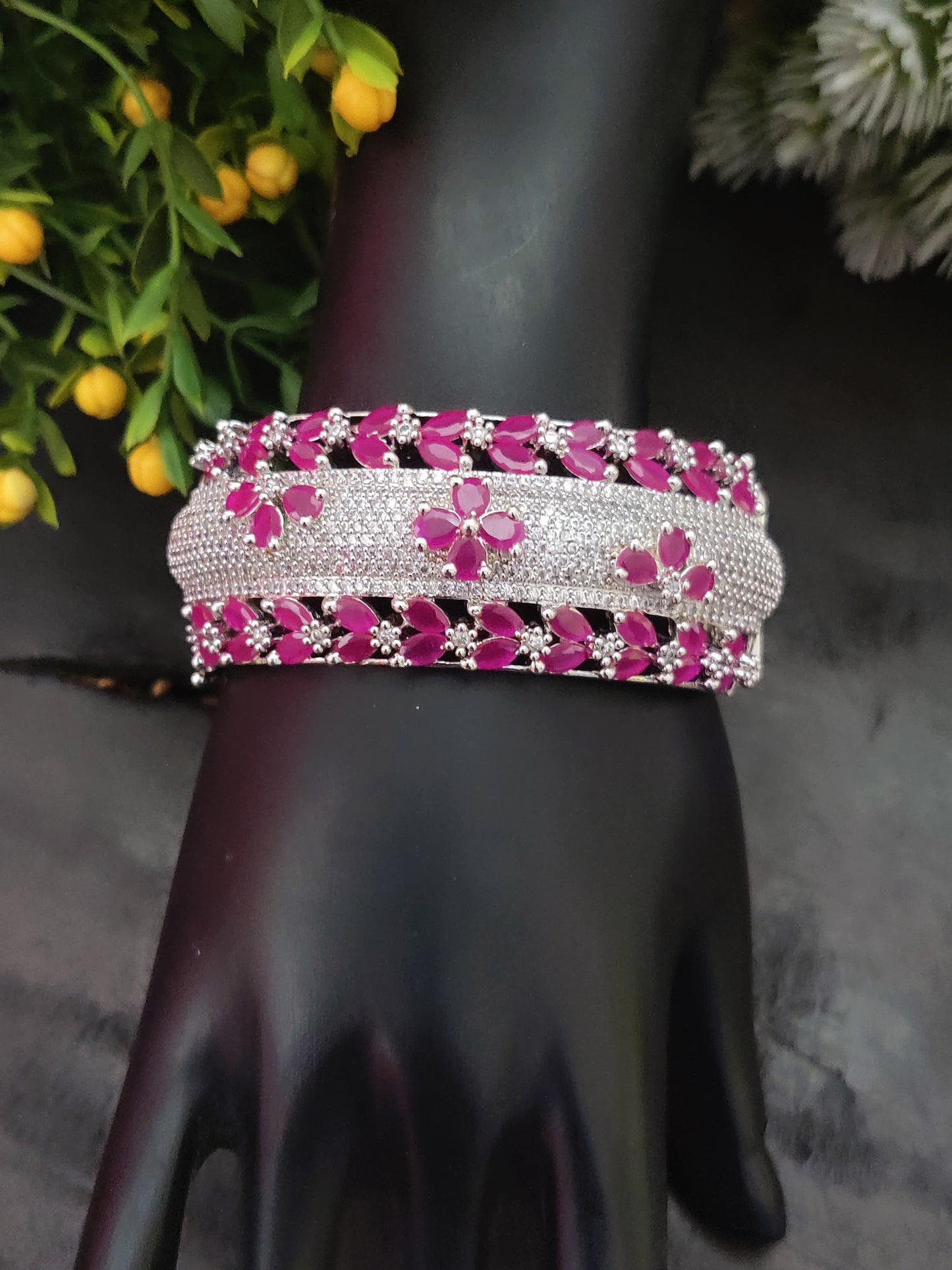 सोनामोन क्यूबिक ज़िरकोन स्टडेड कड़ा ब्रेसलेट