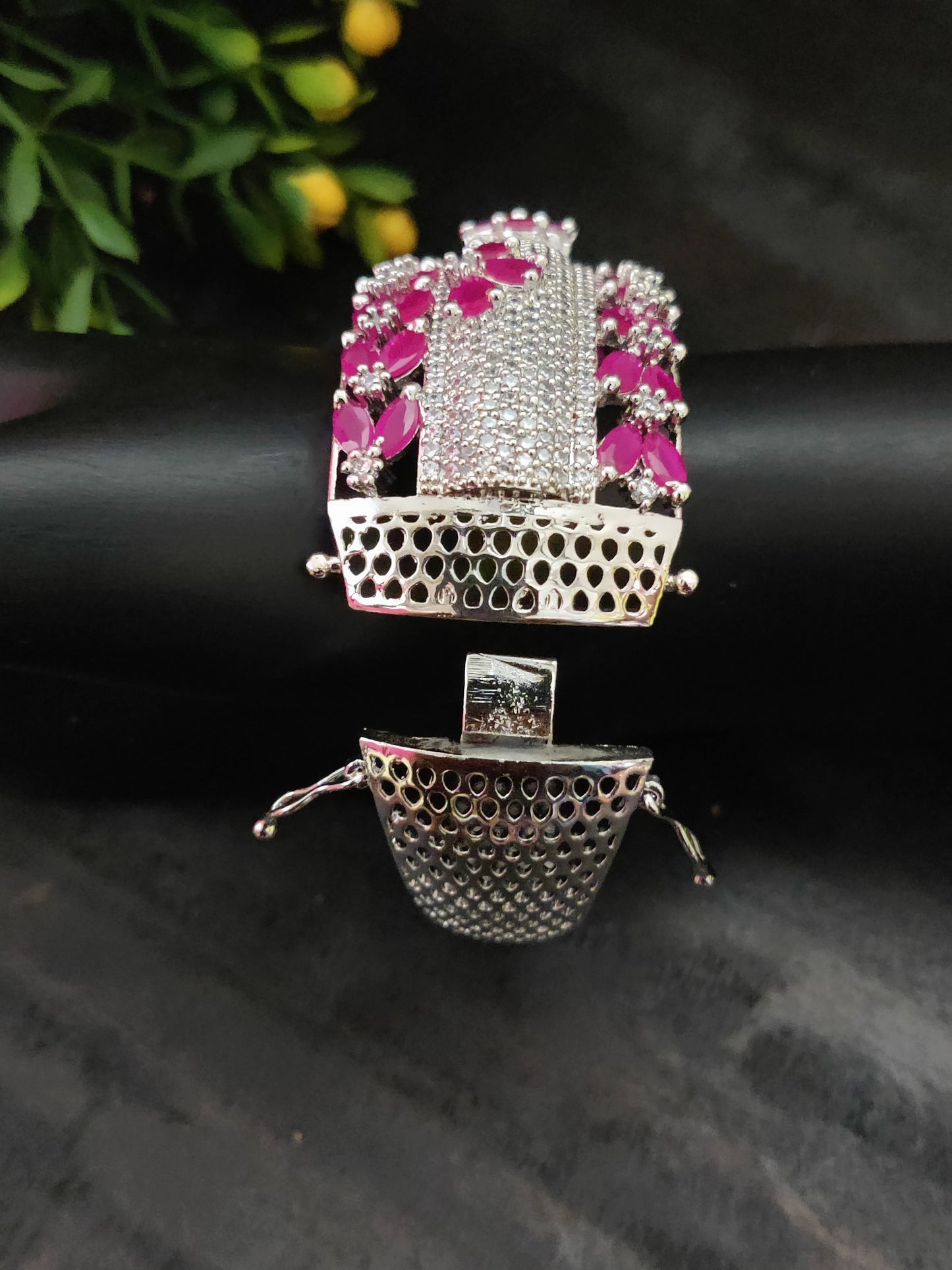 सोनामोन क्यूबिक ज़िरकोन स्टडेड कड़ा ब्रेसलेट