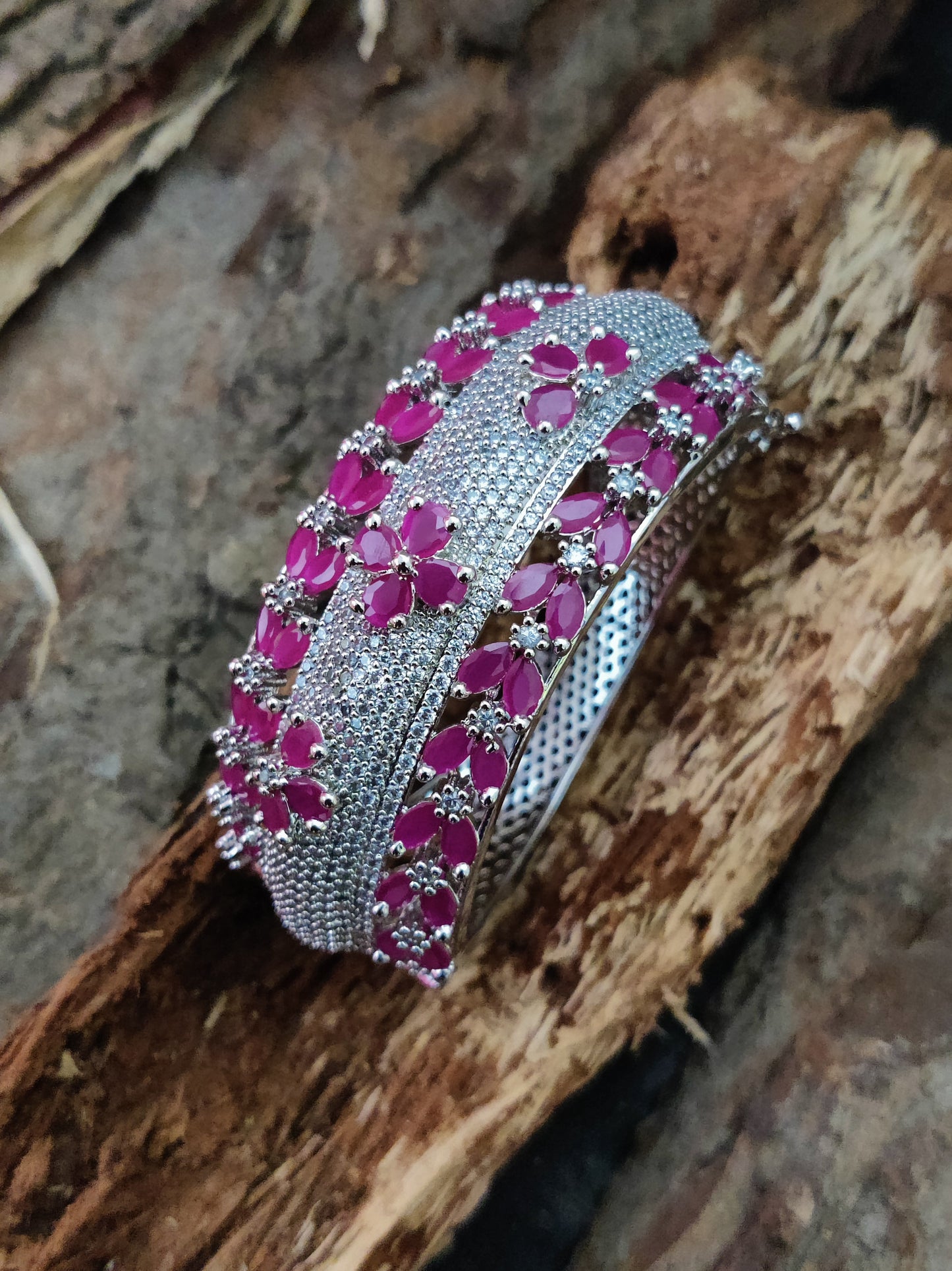 सोनामोन क्यूबिक ज़िरकोन स्टडेड कड़ा ब्रेसलेट