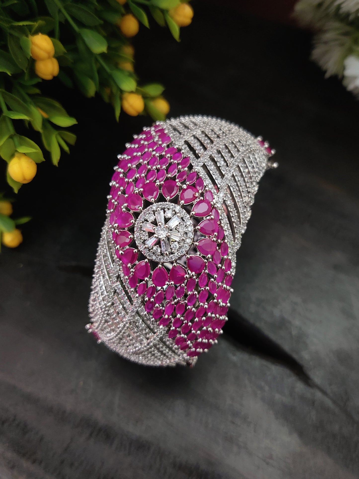 सोनामोन क्यूबिक ज़िरकोन स्टडेड कड़ा ब्रेसलेट