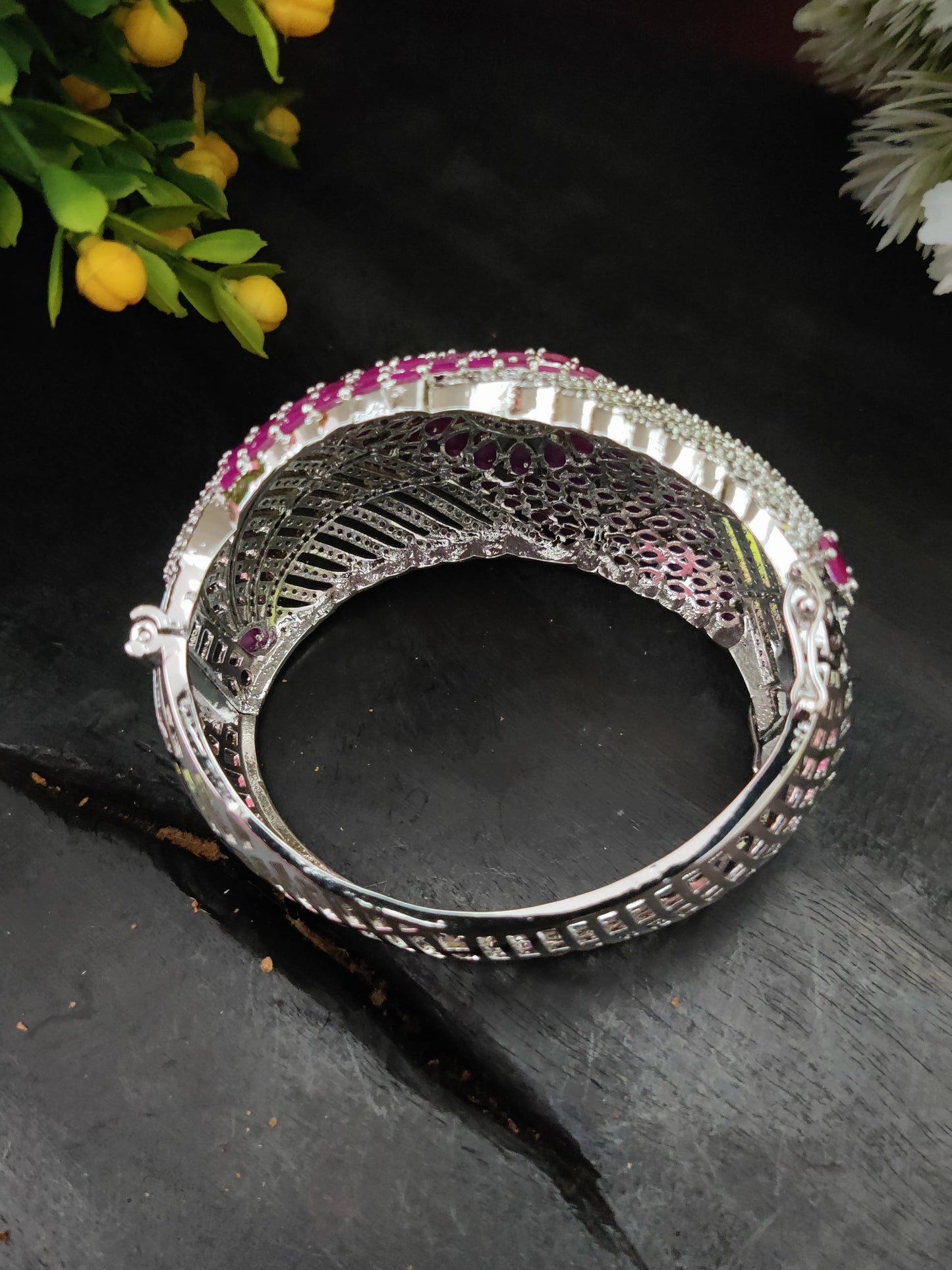 सोनामोन क्यूबिक ज़िरकोन स्टडेड कड़ा ब्रेसलेट