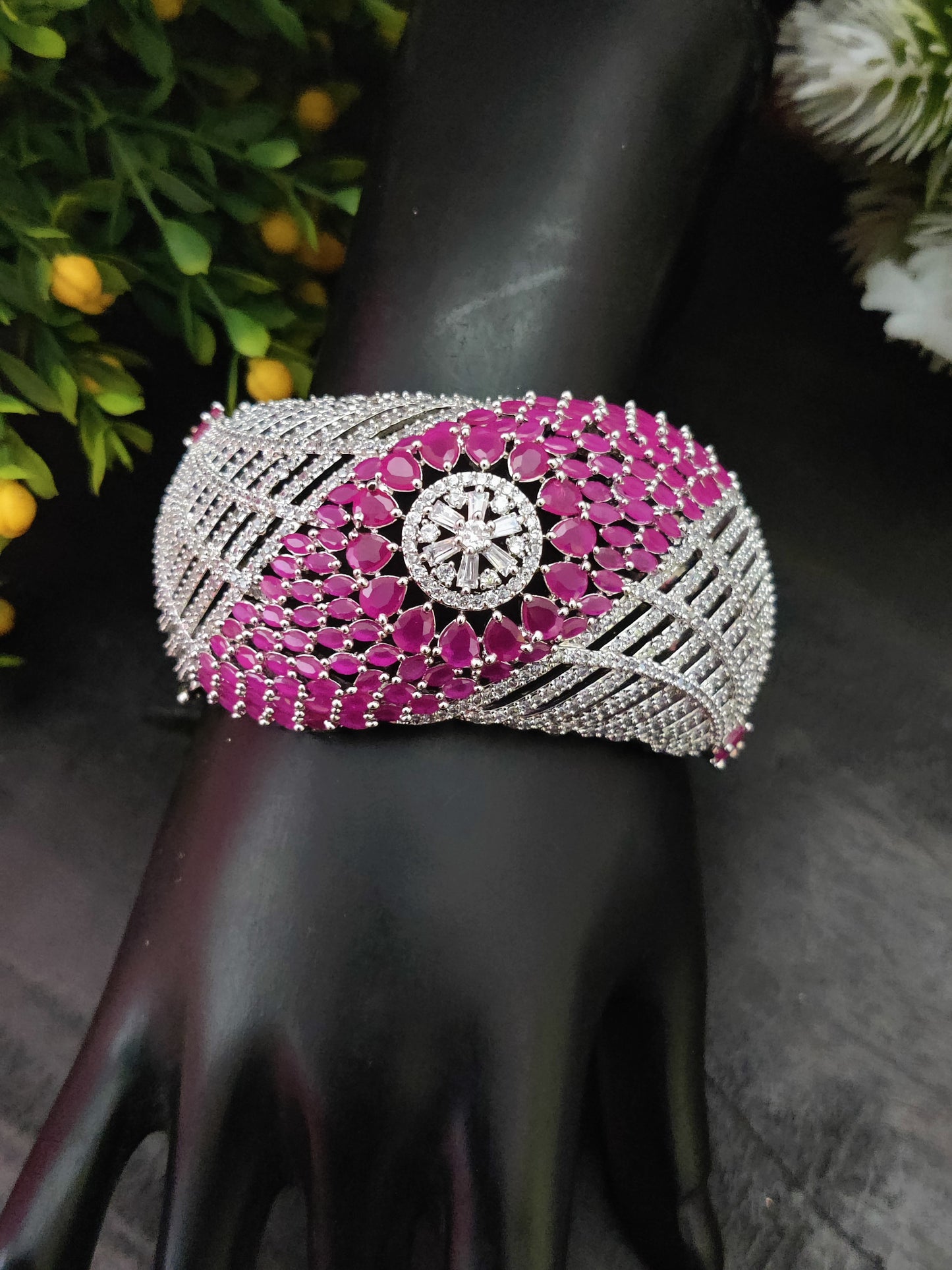 सोनामोन क्यूबिक ज़िरकोन स्टडेड कड़ा ब्रेसलेट