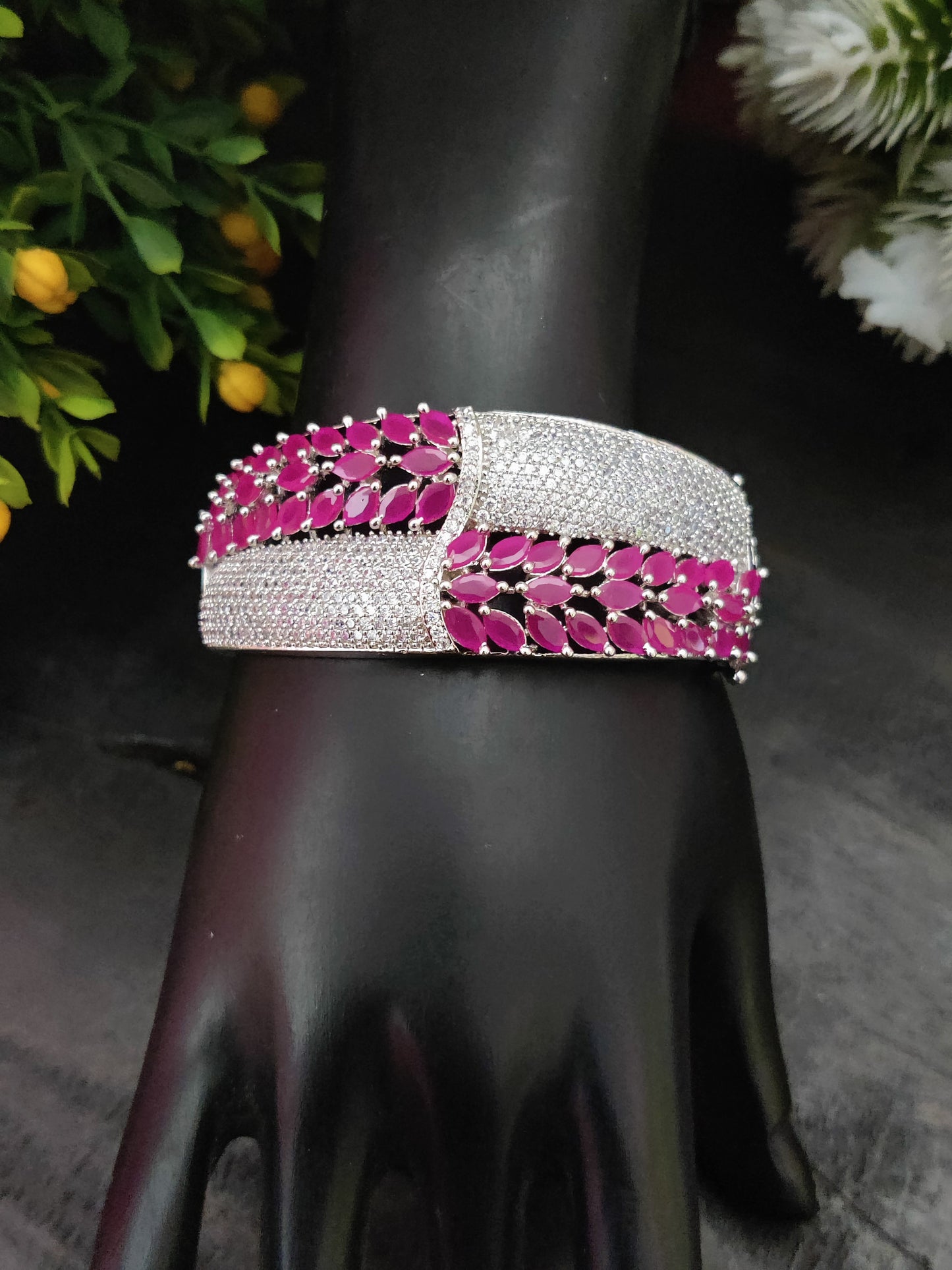 सोनामोन क्यूबिक ज़िरकोन स्टडेड कड़ा ब्रेसलेट