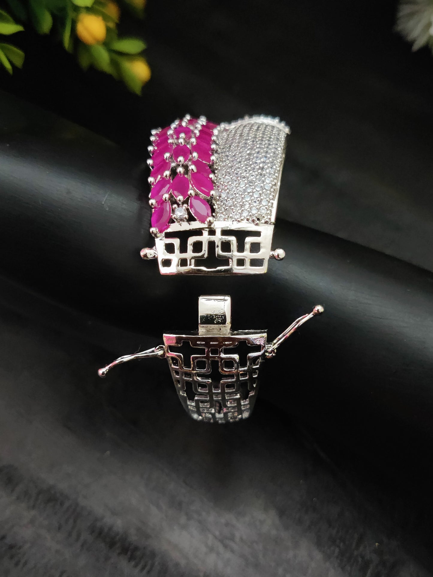 सोनामोन क्यूबिक ज़िरकोन स्टडेड कड़ा ब्रेसलेट