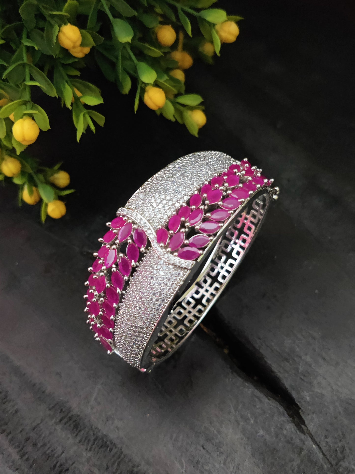 सोनामोन क्यूबिक ज़िरकोन स्टडेड कड़ा ब्रेसलेट