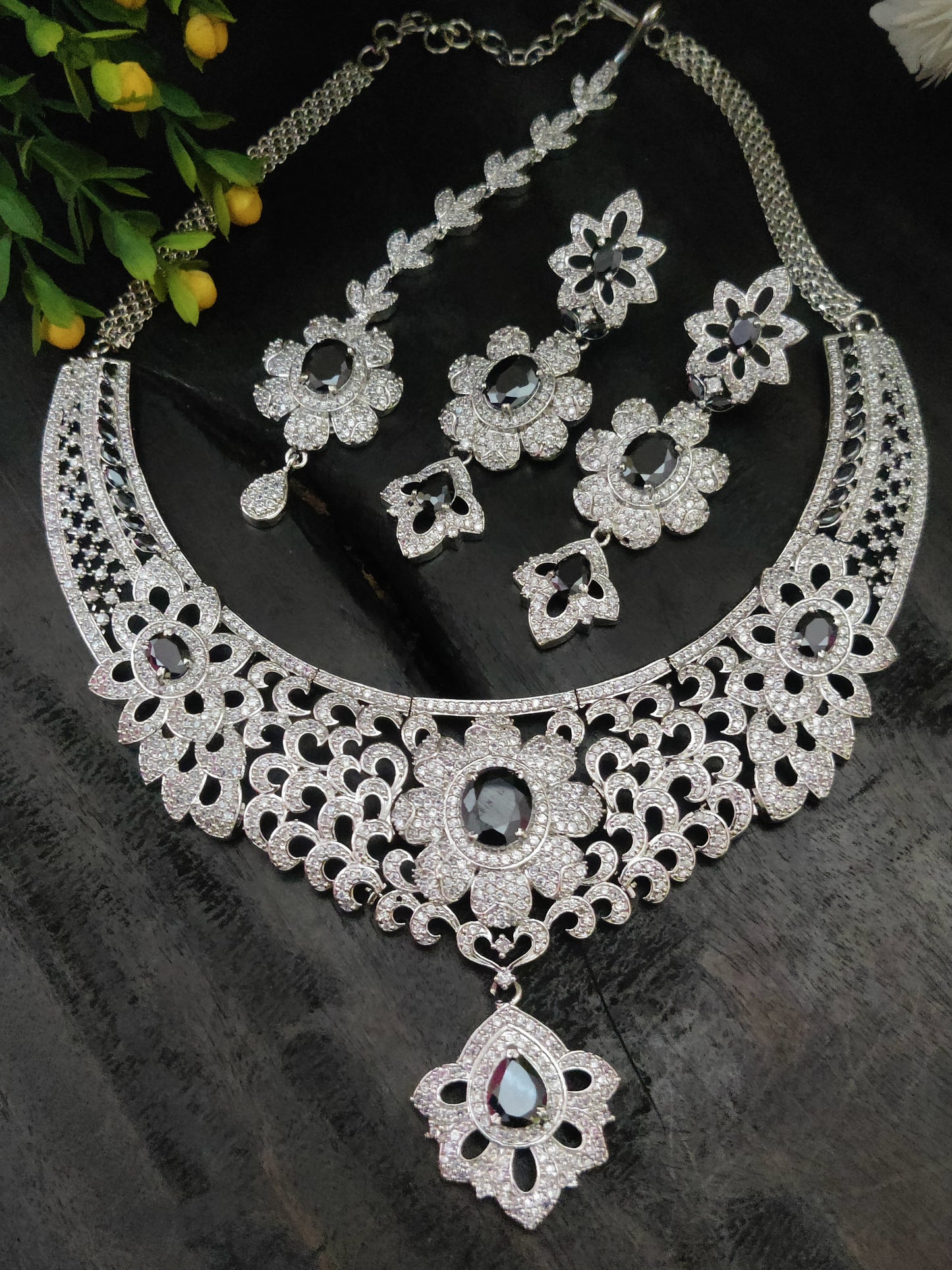 सोनामोन क्यूबिक ज़िरकोन नेकलेस