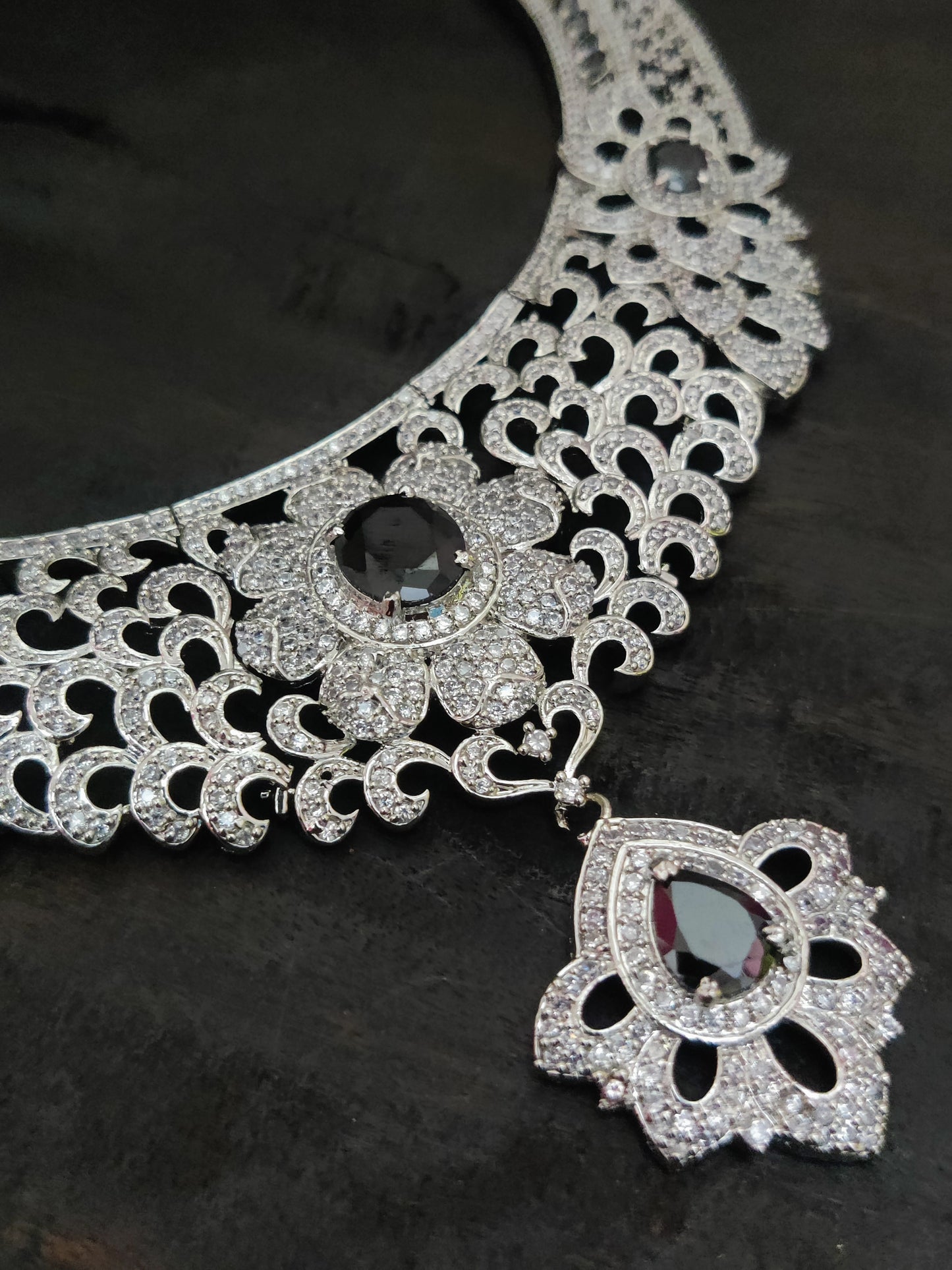 सोनामोन क्यूबिक ज़िरकोन नेकलेस