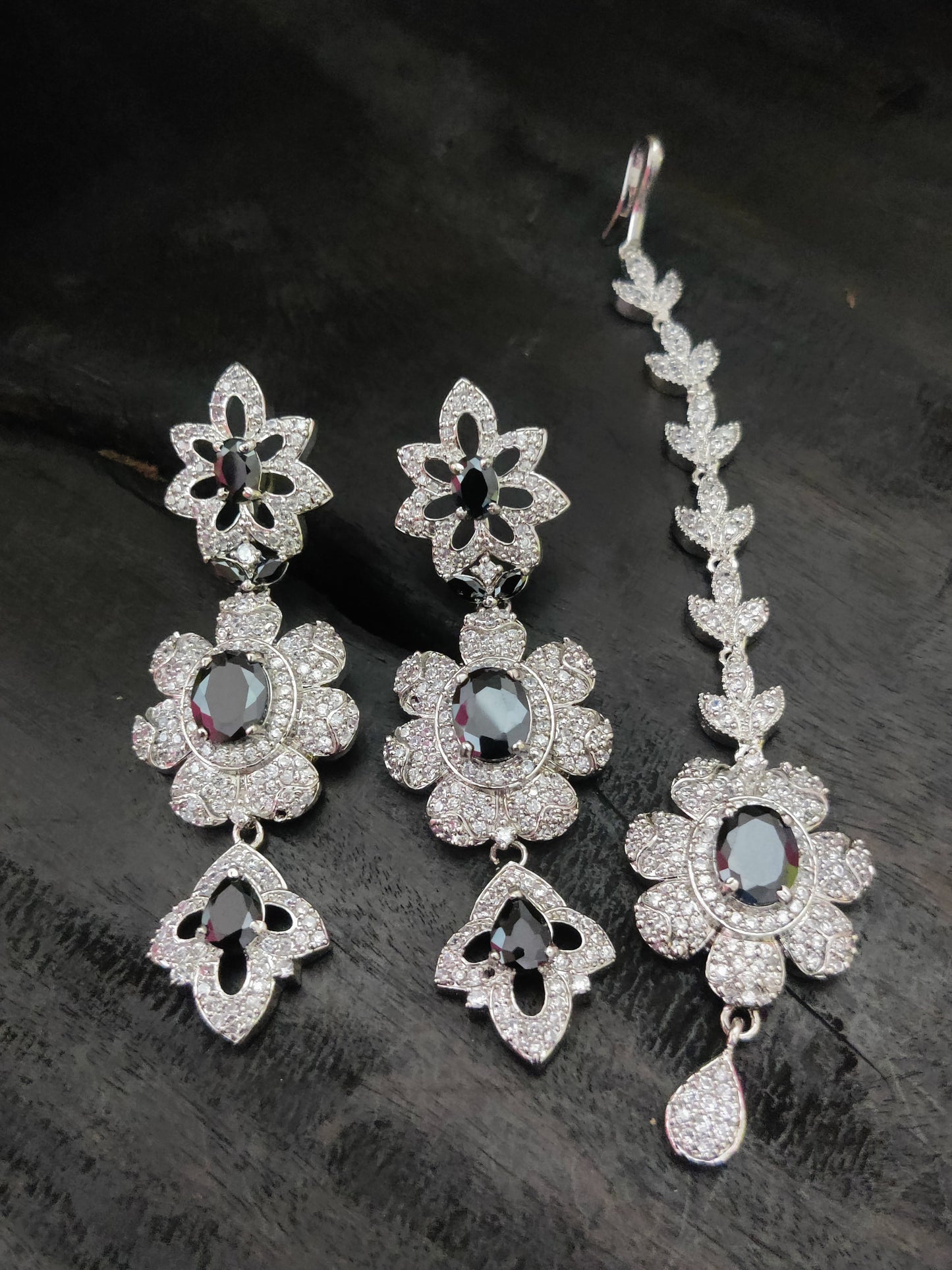 सोनामोन क्यूबिक ज़िरकोन नेकलेस